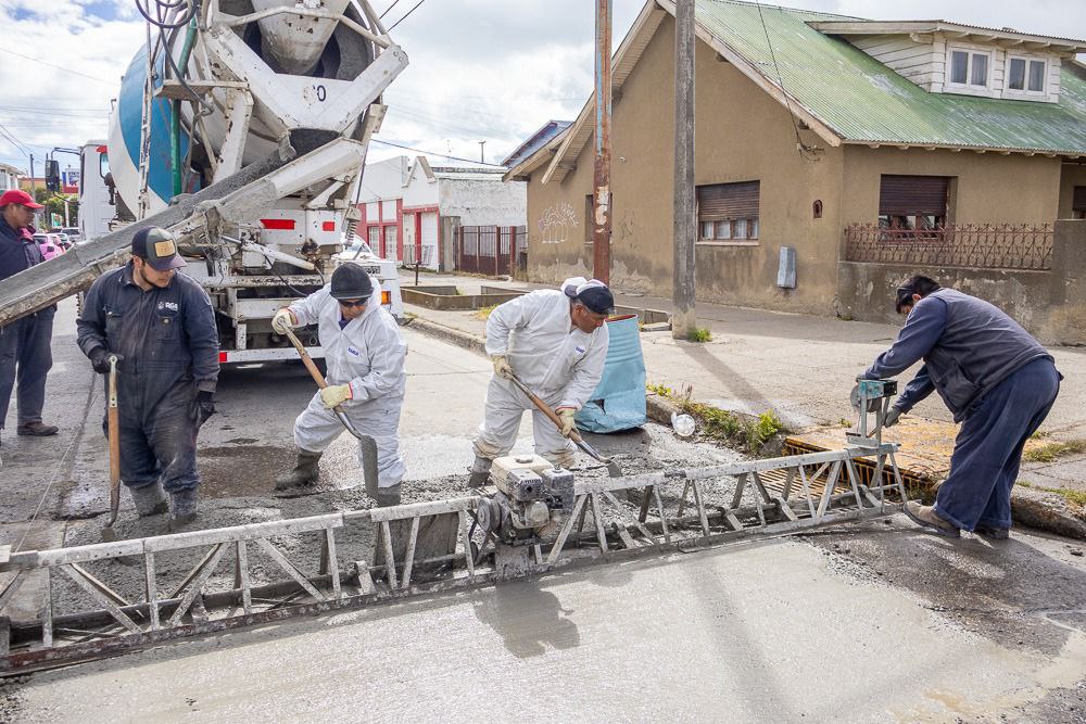 MartinPerezTDF's tweet image. Con recursos propios seguimos haciendo trabajos de bacheo y mantenimiento vial en distintos puntos de Río Grande.

En los últimos días hubo intervenciones en zonas como Belgrano, 9 de Julio, Moyano, Mosconi, 25 de Mayo y Don Bosco.

Obras con personal municipal y gestión…