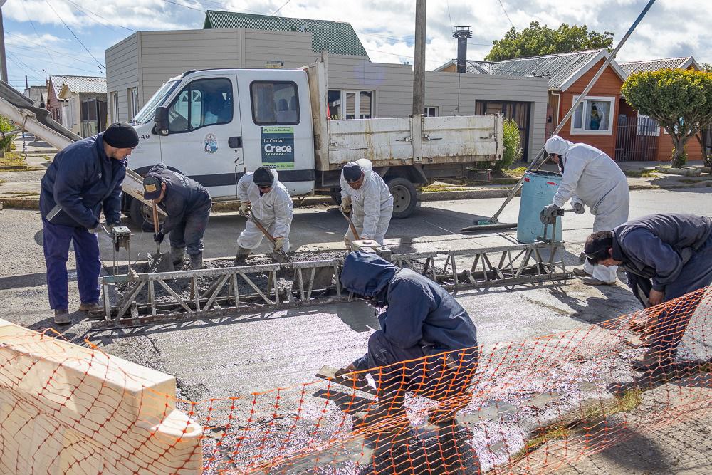 MartinPerezTDF's tweet image. Con recursos propios seguimos haciendo trabajos de bacheo y mantenimiento vial en distintos puntos de Río Grande.

En los últimos días hubo intervenciones en zonas como Belgrano, 9 de Julio, Moyano, Mosconi, 25 de Mayo y Don Bosco.

Obras con personal municipal y gestión…