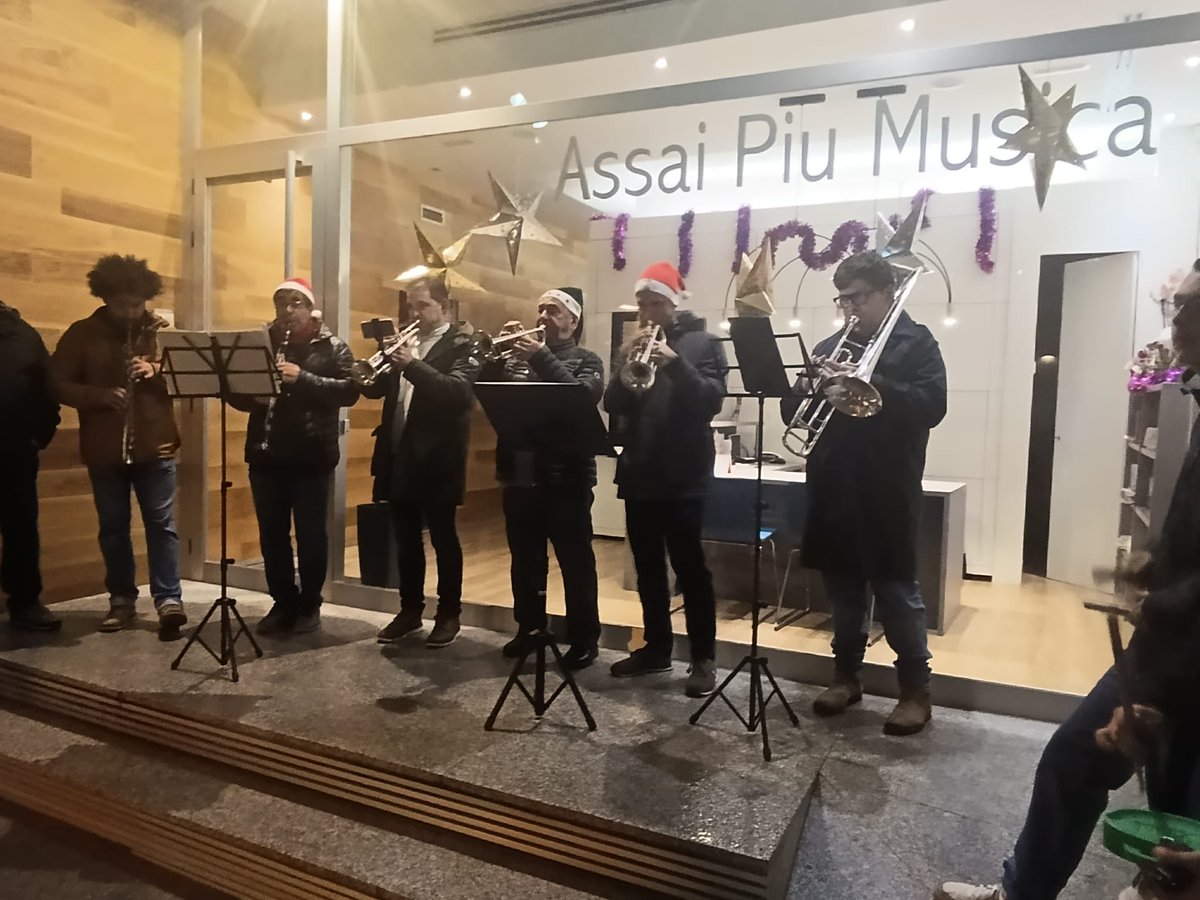 AssaiPiuMusica's tweet photo. Estos días, la mejor forma de compartir la alegría es a través de nuestra música... ¡Haciéndola sonar!

FELIZ NAVIDAD 🎄
@AssaiPiuMusica https://t.co/igTY3bliz2