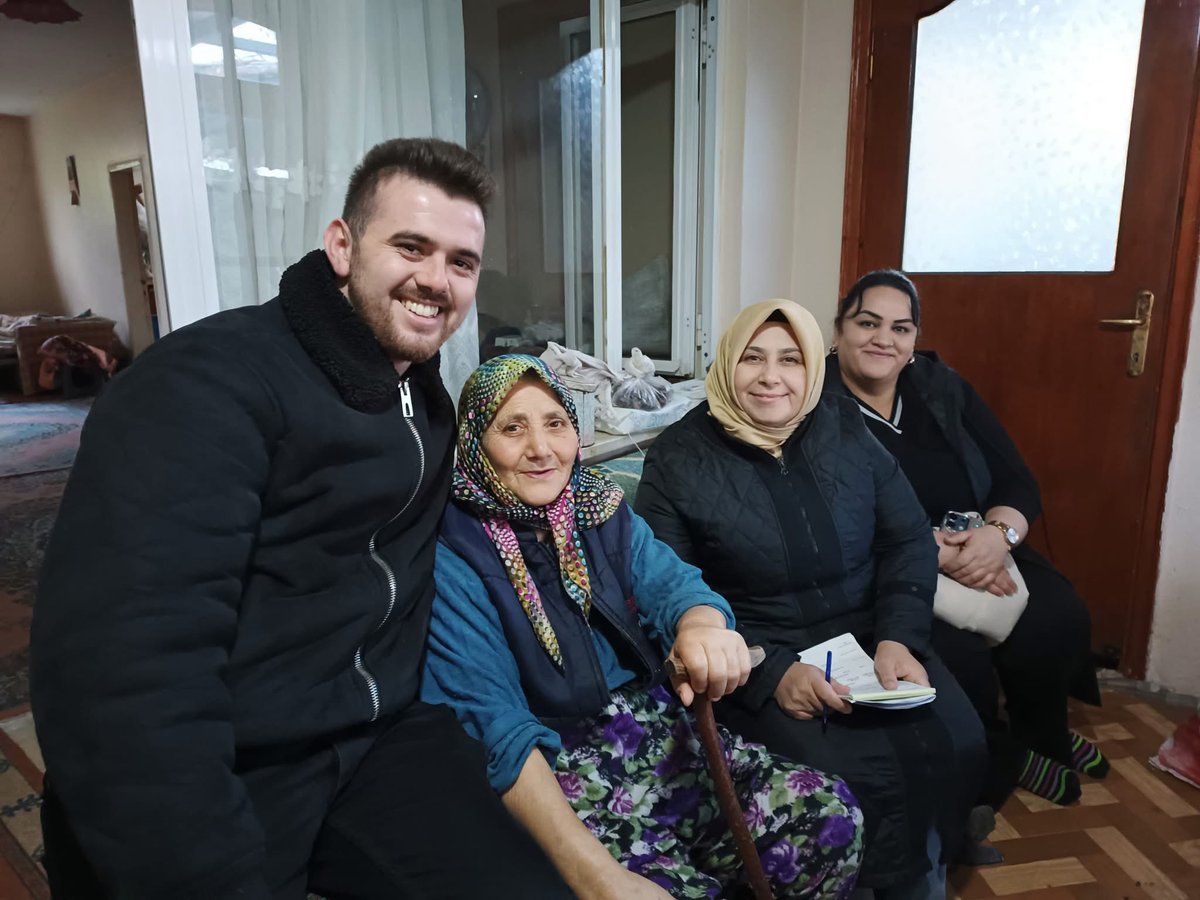 akkadingonen10_'s tweet photo. 📌Gaybular Mahallesi
Size verdiğimiz sözümüz, daha gidecek çok yolumuz var...
Gönüllerde olmak için hane hane sizlerle buluşuyoruz.
Sen ben yok bizler sizlerle daha güçlüyüz.
Tuğba IŞIK ERCAN 
Münevver Gözhan
Pervin DEMİR 
Zekeriyya Dağlı  Fatih Orhan 
#AkKadınGönen https://t.co/D1Z7y9WHQ4