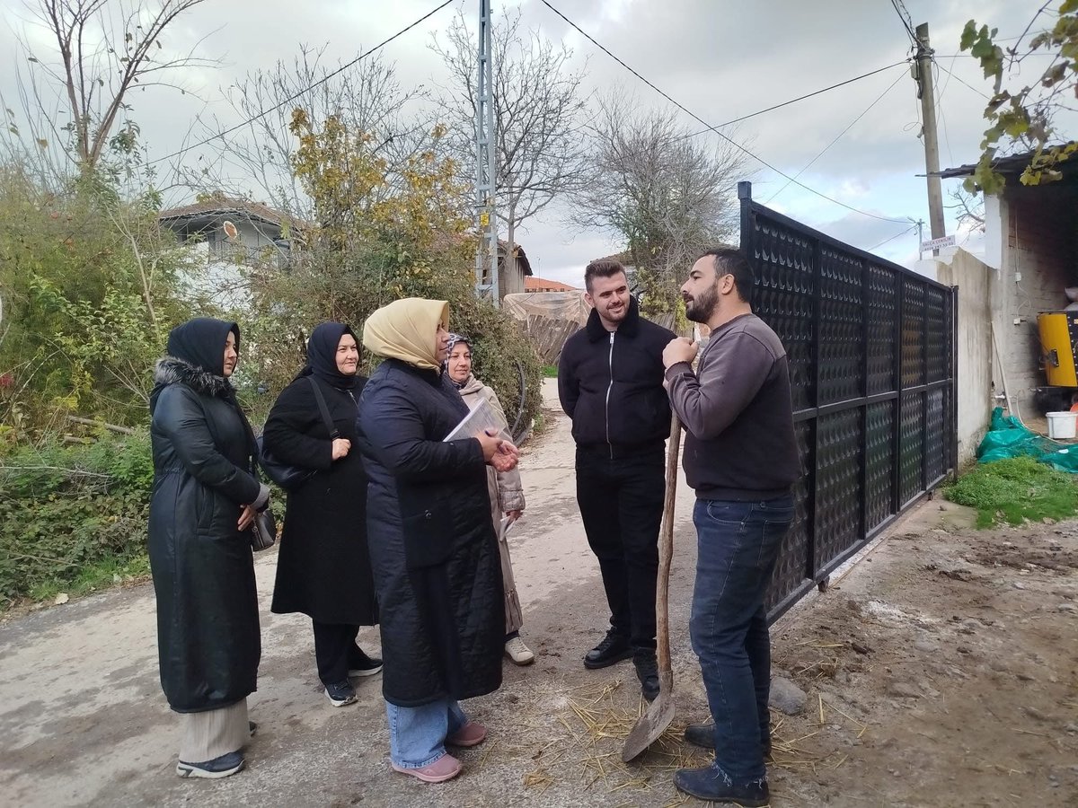 akkadingonen10_'s tweet photo. 📌Gaybular Mahallesi
Size verdiğimiz sözümüz, daha gidecek çok yolumuz var...
Gönüllerde olmak için hane hane sizlerle buluşuyoruz.
Sen ben yok bizler sizlerle daha güçlüyüz.
Tuğba IŞIK ERCAN 
Münevver Gözhan
Pervin DEMİR 
Zekeriyya Dağlı  Fatih Orhan 
#AkKadınGönen https://t.co/D1Z7y9WHQ4