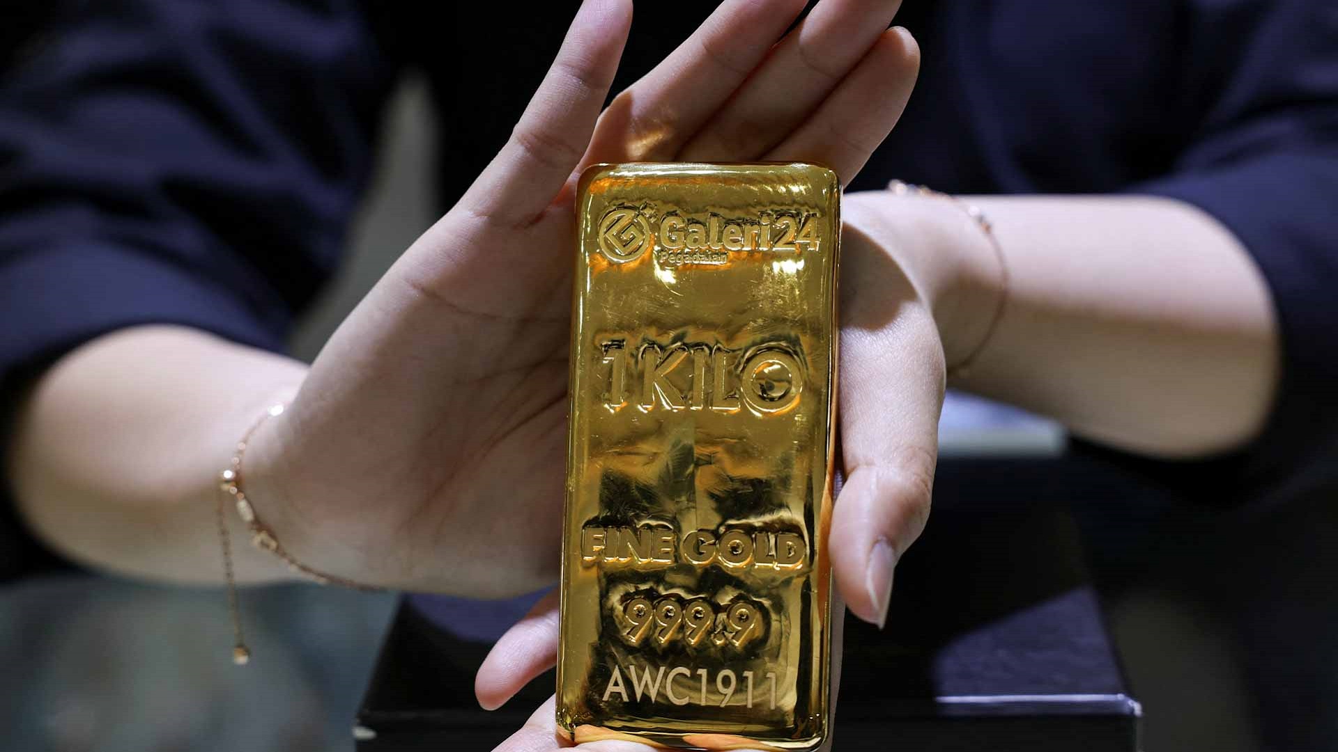 الذهب يرتفع قليلاً ويتجه لتحقيق مكسب أسبوعي #الشارقة24 