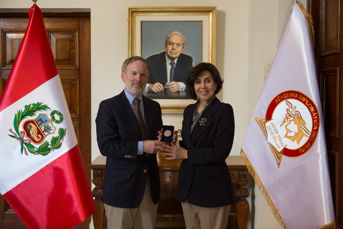 Academiadiplo's tweet photo. La Academia Diplomática del Perú “Javier Pérez de Cuéllar” realizó una ceremonia conmemorativa en la que la embajadora Silvia Alfaro Espinosa recibió una moneda por el 25.º aniversario de la Promoción 1999, Embajador Julio Ego-Aguirre Álvarez, entregada por el ministro Diego Belevan Tamayo. Un reconocimiento al legado que fortalece la memoria institucional y el Servicio Diplomático del Perú.

Lee la nota completa en: 

https://t.co/shnjlXeNYY