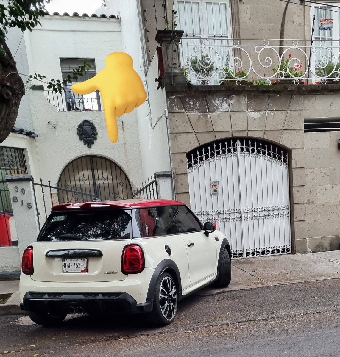 peatonesprimero's tweet photo. El crimen y la delincuencia encuentran un escondite muy conveniente en la impunidad de las violaciones al reglamento de tránsito, ese auto y otros, cotidianamente se estacionaban en la banqueta frente a la casa de la balacera de ayer en #RioEbro en la ciudad de México y ya ven... https://t.co/N5mdOptvxq