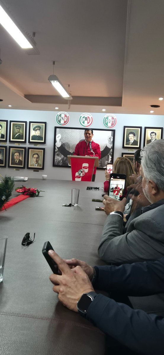 Muchas felicidades al ex Gobernador y Diputado Federal <a href="/MiguelAlonsoZac/">🇲🇽Miguel Alonso Reyes</a> por su Informe de Actividades Legislativas y muchas gracias al presidente del PRI <a href="/cpbzac/">Carlos Peña Badillo</a> por su amable invitacion.