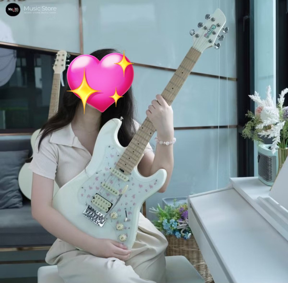 เถียงกับตัวเองอยู่นาน ถามคนนั้นคนนี้หลายรอบว่าใช่ของตัวเองมั้ย อาจจะเห็นรายละเอียดไม่ชัดเจนแต่คิดว่าเป็นของเราละกัน **ถ้าไม่ใช่จะมาลบทวิตนี้ค่ะ** ฝากพี่เอาไปตอนวันศศิ เพิ่งเขียนจดหมายตามไปตอนวันไซน์ว่าหวังว่ากีตาร์ตัวนี้จะเป็นประโยชน์กับแกไม่มากก็น้อย