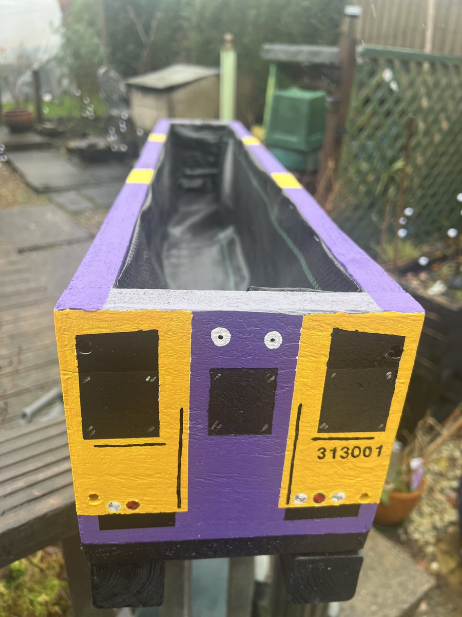 TGFletcher's tweet image. Silverlink Metro inspired 313001 Handmade &amp;amp; Hand Painted Planter

Posted Wednesday 17th December 2025

New #Silverlink #Class313 #TOPs313001 #SilverlinkTrains #SilverlinkMetro inspired Planter

Approx 91cm x 21.5 x 17cm