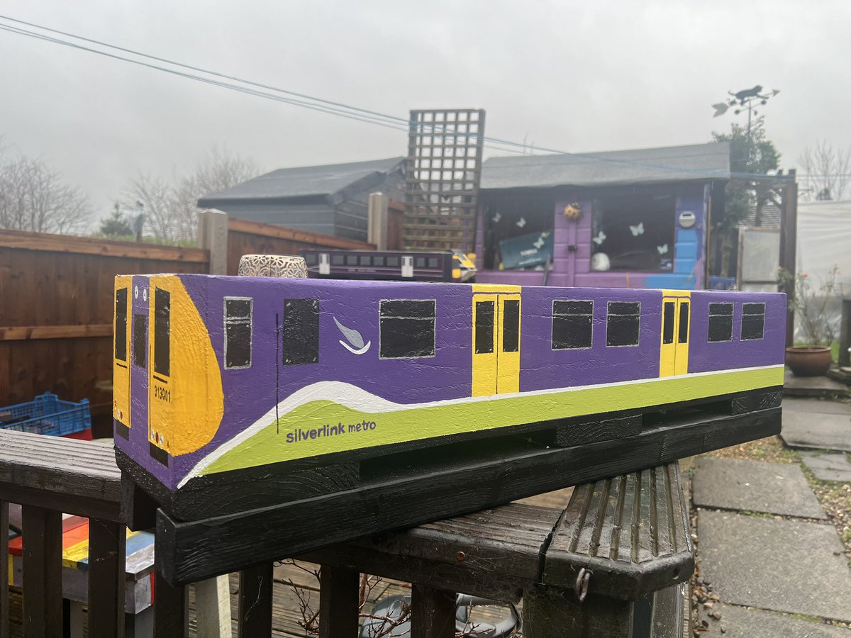TGFletcher's tweet image. Silverlink Metro inspired 313001 Handmade &amp;amp; Hand Painted Planter

Posted Wednesday 17th December 2025

New #Silverlink #Class313 #TOPs313001 #SilverlinkTrains #SilverlinkMetro inspired Planter

Approx 91cm x 21.5 x 17cm