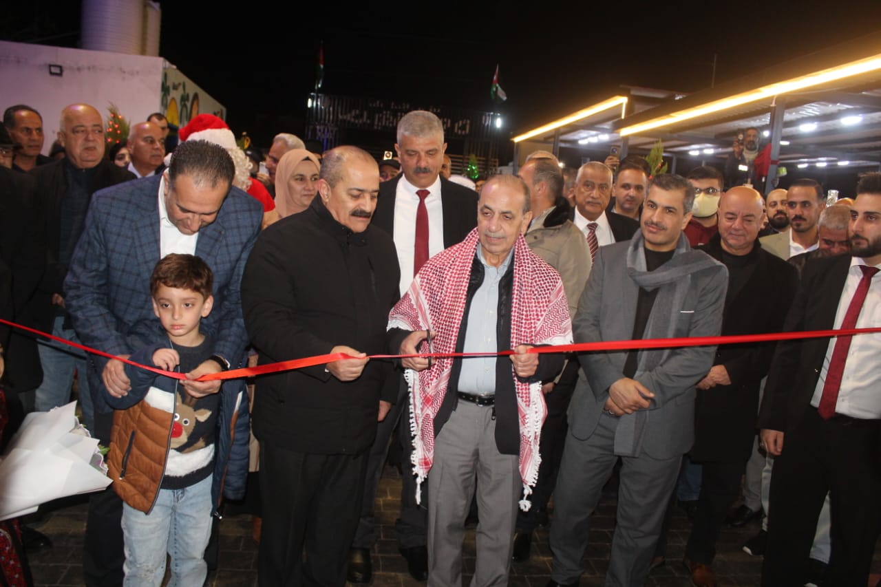 وزير الإدارة المحلية يضيء شجرة عيد الميلاد في لواء بني عبيد #بترا 