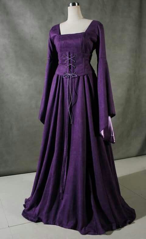 CR0WNSG0SSIP's tweet image. Para la querida @thfirstqueen, tu amigo secreto te obsequia un libro de aventuras de los diferentes reinos y un vestido de autoría propia. ¡Estoy deseando verte ese vestido puesto, jefecita!