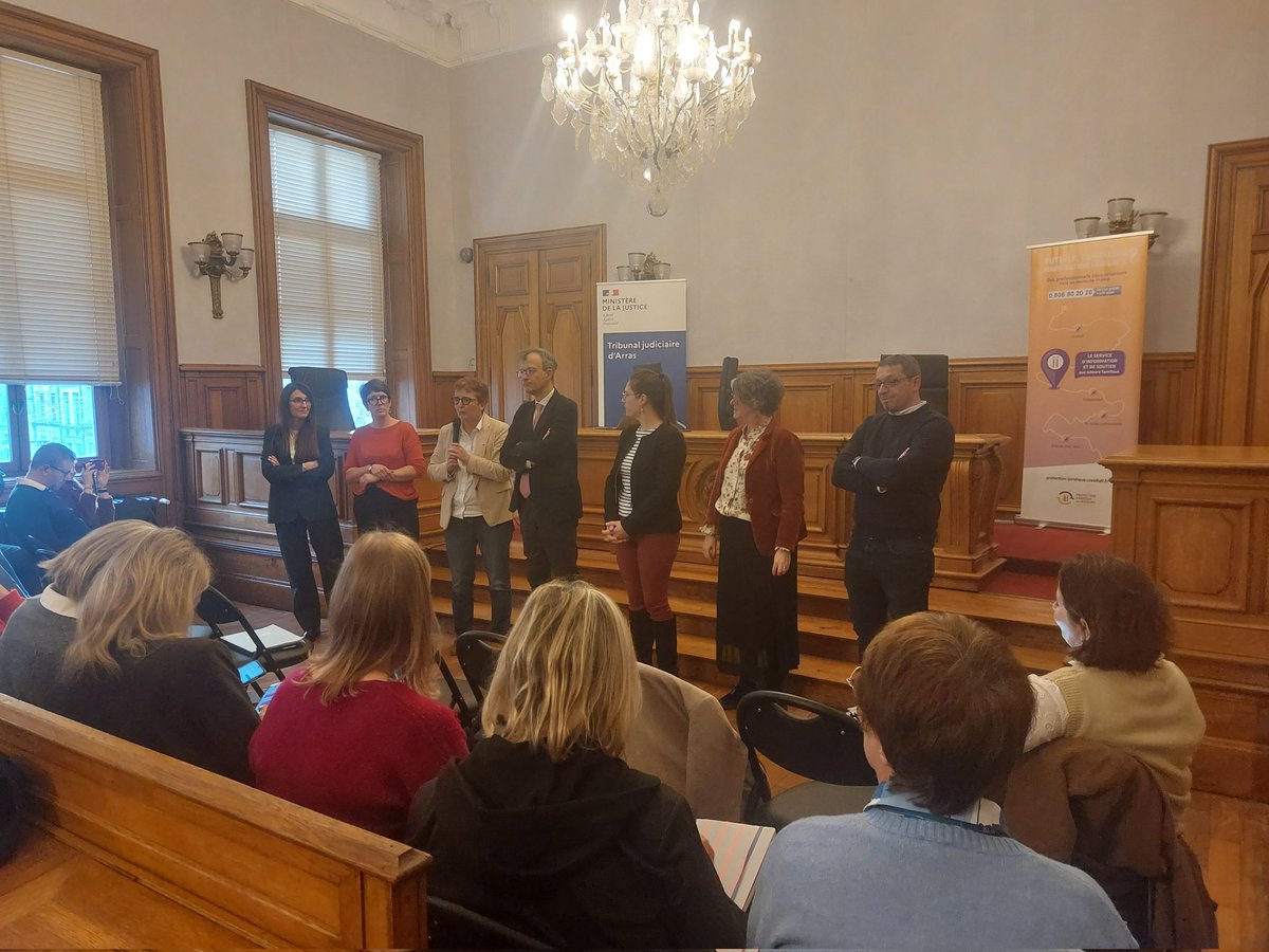 65 invités ont participé au conseil de juridtion du tribunal judiciaire d'Arras sur la prise en charge des personnes vulnérables : intervention du juge des tutelles, signalements au procureur, hospitalisation sous contrainte et intervention des mandataires.
<a href="/procureurArras/">Procureur d’Arras</a>