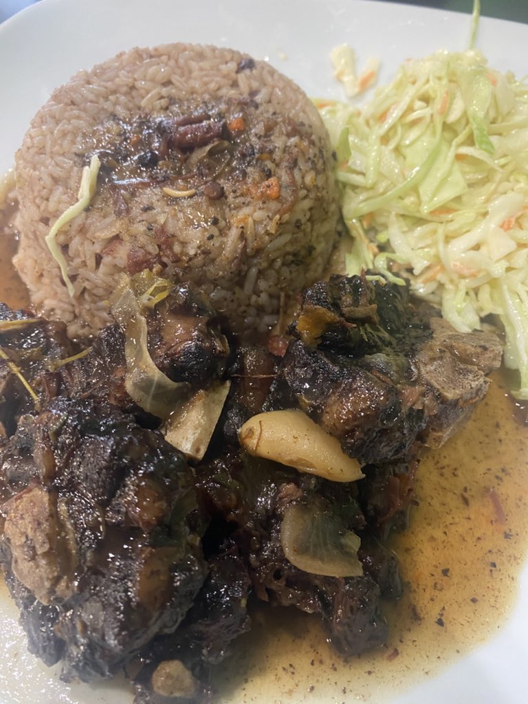 bjizzle56's tweet image. Make sure to check out Auntie Maggie’s Caribbean Meals... Mr. Delroy and family does it right!!! #Caribbean #Jamaican #Oxtail #food #foodie #foodporn
