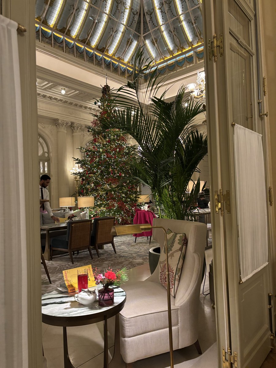 Ihan täydellinen perjantai: kylpyläpäivä tyttären kanssa ja sen jälkeen iltapäivätee kuvan tunnelmissa. Illan päätteeksi Cinematekissä Upseeri ja herrasmies, jossa mukana nuori Richard Gere.