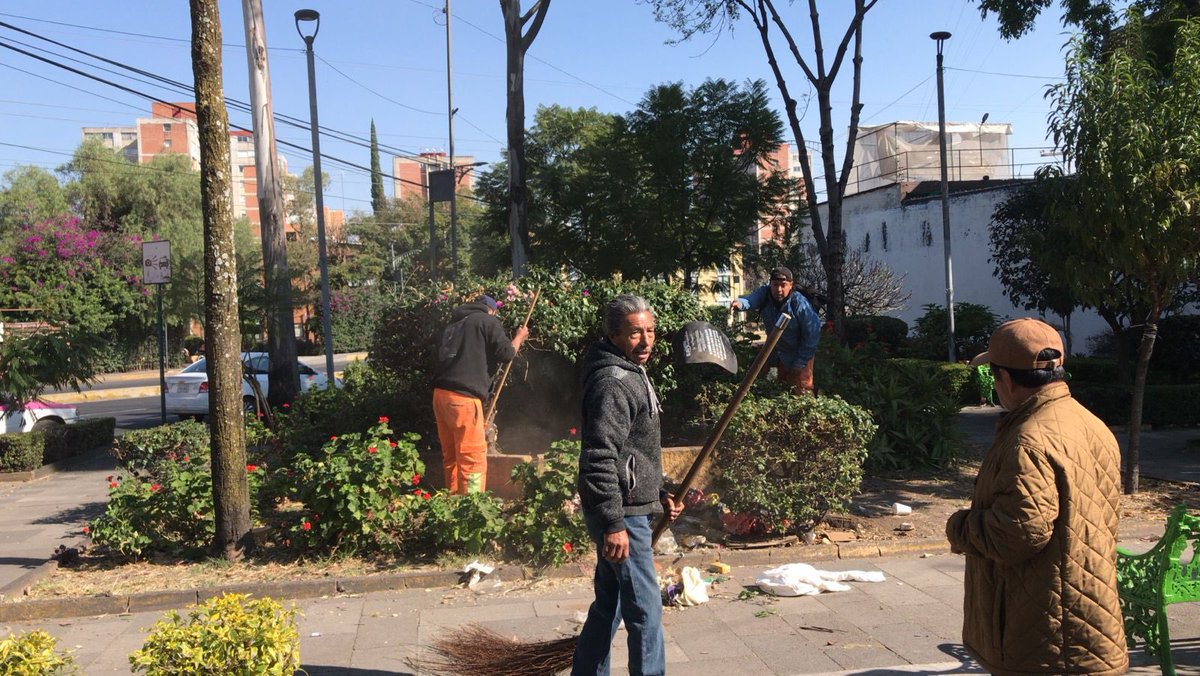 Alcaldia_Coy's tweet photo. En atención a solicitudes vecinales, se llevó a cabo una Jornada de Higiene y Mejoramiento al Entorno Social en las colonias Copilco Universidad y Pedregal de Santo Domingo.
Brindamos acompañamiento a personas en situación de calle, garantizando el respeto a sus Derechos Humanos. https://t.co/WWIAZPhkAJ