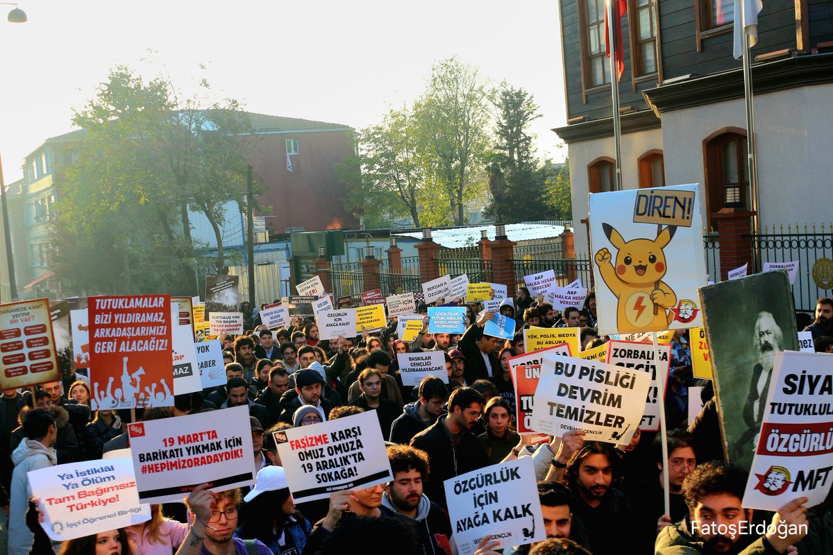 puleragema's tweet photo. #HepimizOradaydık
Üniversite öğrencileri, 19 Mart eylemlerinin 9. ayında bir kez daha meydanlardan seslendi: “Mücadelemiz bitmedi!” 
"Hepimiz Oradaydık"

19 Mart eylemlerinden 9 ay sonra İzmir'de 4 üniversite öğrencisi tutuklandı! 

MESEM'i protesto eden "Çocuklar Ölmesin" diyen 16 genç 16 gündür cezaevinde! 

Üniversite öğrencileri, anayasal haklarını kullanan sıra arkadaşlarının tutuklanmasını, 9 ay önce barikatları yıktıkları Beyazıt Meydanı’nda protesto etti.