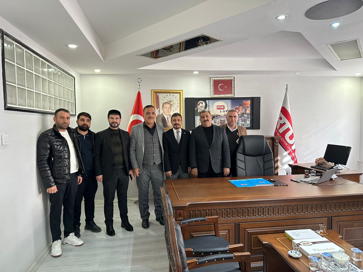 Önceki dönem İl Başkanımız kıymetli abim Sayın Raşit Ocak, önceki dönem İl Başkan Yardımcılarımız Mehmet Ali Dündar, Faruk Gök, Süleyman Börü ve Sur Yönetiminden Resul Ocak ile beraber RTÜK Diyarbakır Bölge Temsilcisi Sayın Ömer Buğday’a hayırlı olsun ziyaretinde bulunduk.