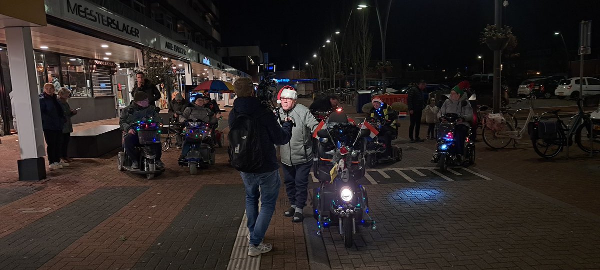Vanavond was er een hele leuke activiteit, georganiseerd door Bart Roelofs: de verlichte scootmobiel tocht. Wat een prachtig initiatief en wat een gezellige sfeer! Goed om te zien dat er zoveel georganiseerd wordt in ons dorp.