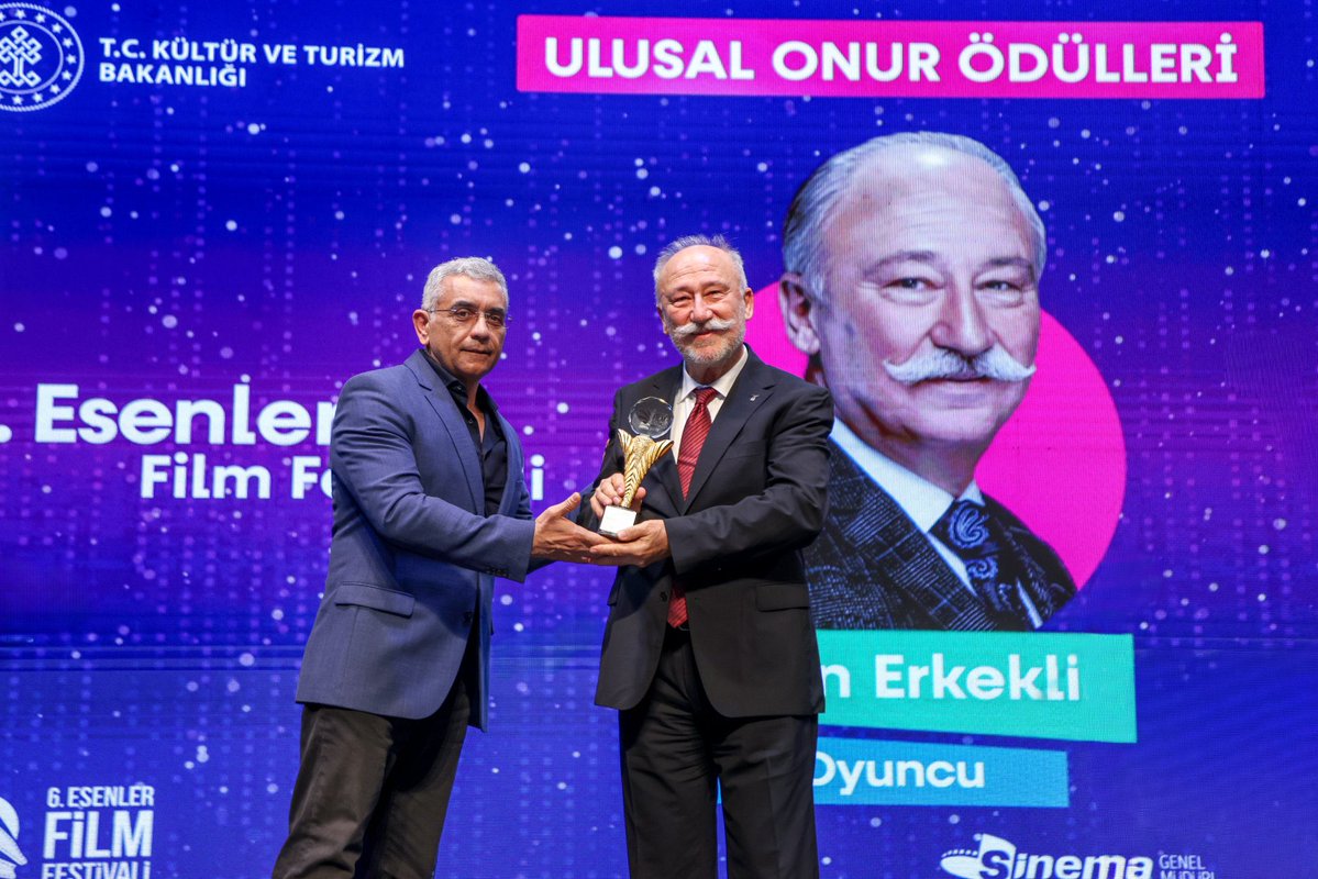 Esenler’de bir sanat klasiği haline gelen Esenler Film Festivalimizi altıncı kez düzenlemenin mutluluğunu ve gururunu yaşıyoruz.

Biz insanoğluna duyguyu en özel şekilde aktaran, hayatı beyaz perdeye yansıtarak bizden hikayeler barındıran sinemaya olan bağımız ve desteğimiz bu