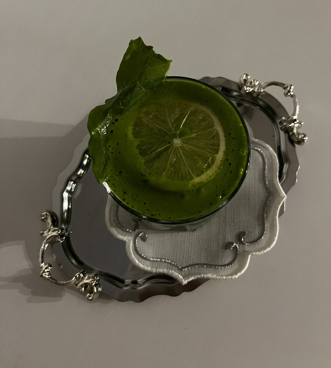 kahve tepsisiyle kokteyl sunum şoku