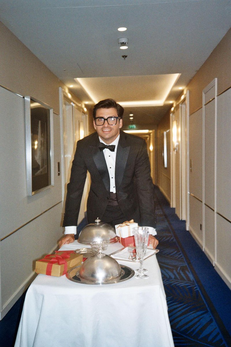 ❤︎R❤︎ HES SUCH A CUTIE HERE 😭😭🤏🏻🤏🏻