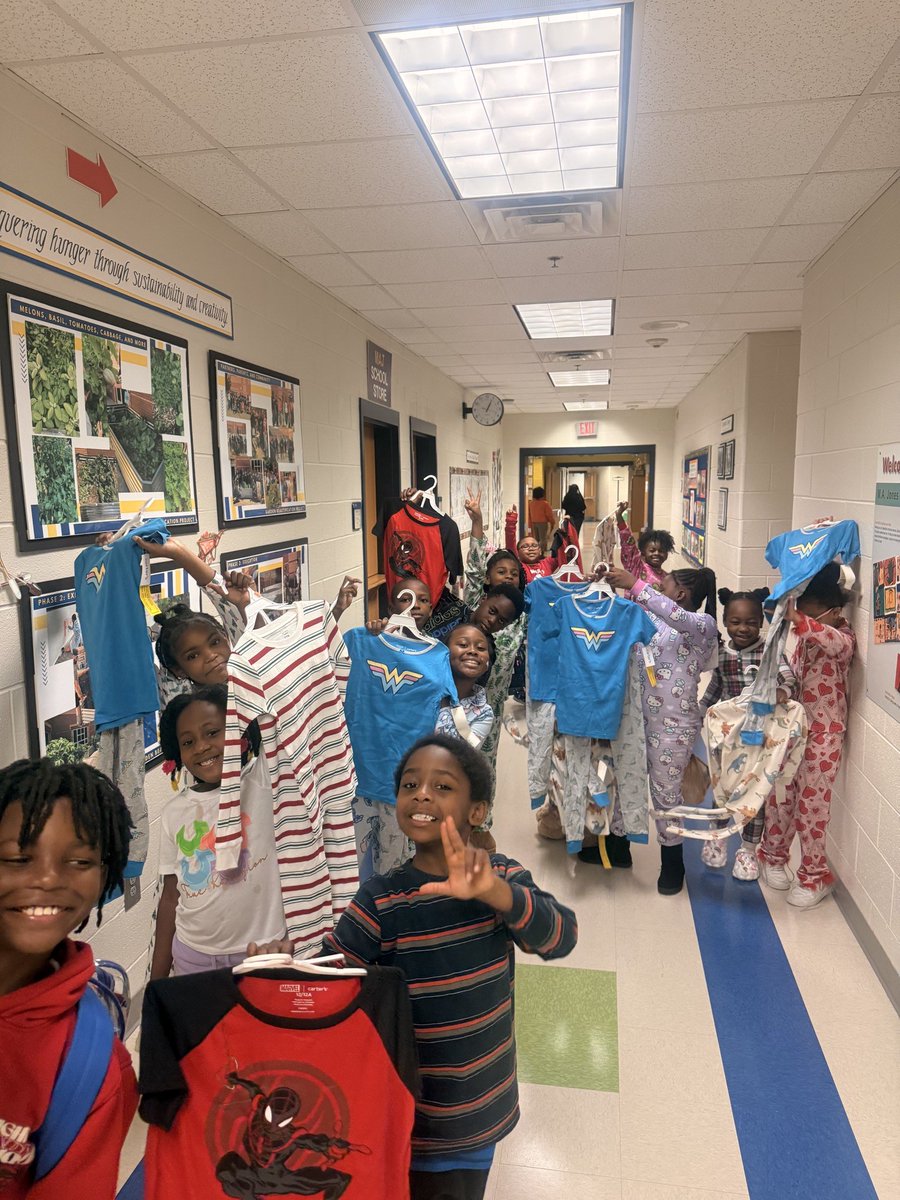 APSMAJ_Elem's tweet photo. Much appreciation to the Bijan Robinson Foundation for the cozy pajamas for our 1st, 2nd, and 3rd grade scholars! They are ready to have a warm and wonderful holiday break thanks to you!! https://t.co/I6tvdv9sAu