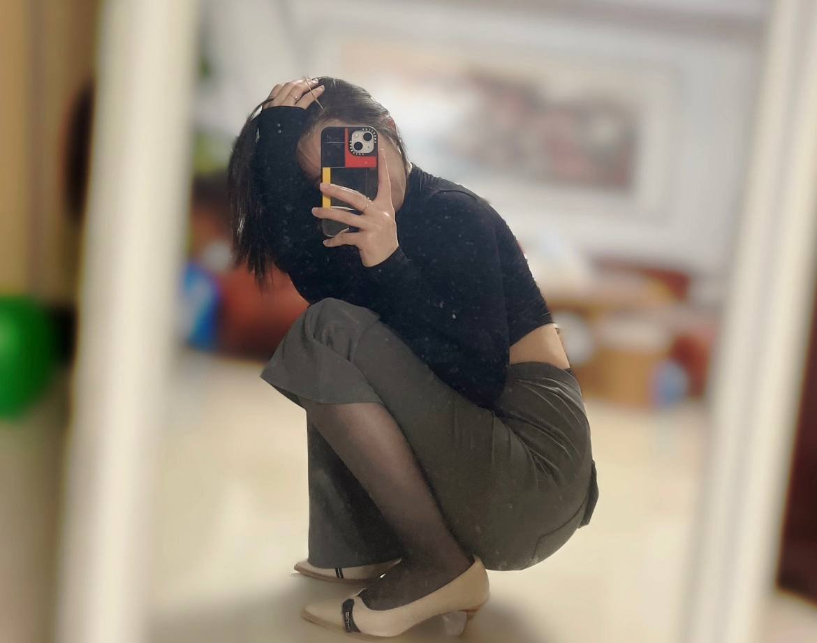 昨天晚上懒得脱丝，到点直接往被窝里一钻就睡了，emm我可太机智了。主要是为第二天起床提供方便（平时我可没这么懒哦）但就这样写出来还是有点难为情的，不要给我打上小懒虫的标签哦