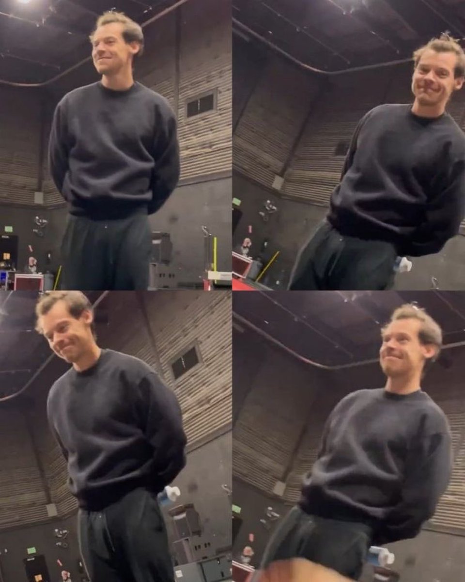 hrrymyfriend's tweet photo. he’s so shy  until you put him in his sparkly outfits on a stage https://t.co/50fi9bYr9g