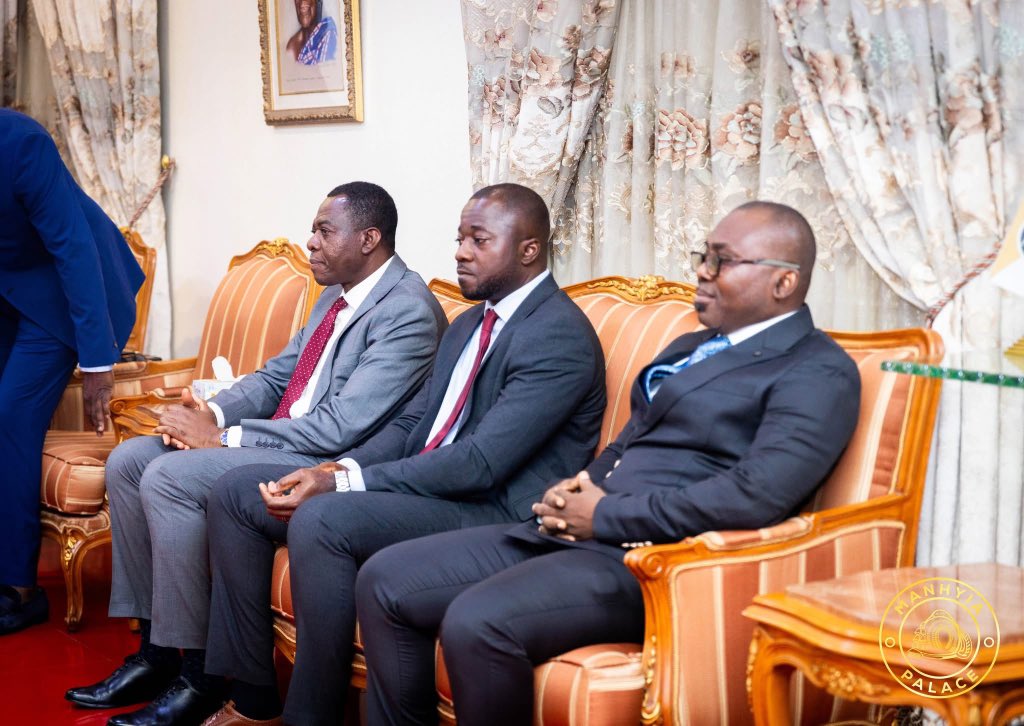 Asante_nation's tweet image. Otumfuo Osei Tutu II, Asantehene received the management of AngloGold Ashanti led by Managing Director Samuel Pobee, at the Manhyia Palace in Kumasi today, December 19, 2025. 

Mr Pobee presented a review of the company's performance, highlighting an increase in workforce…