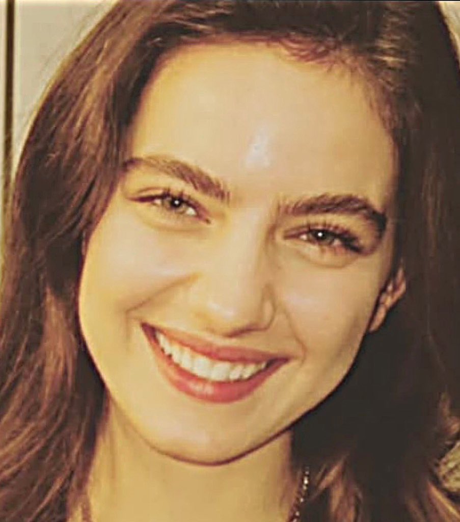 90’s beauty                                    Ava Yaman