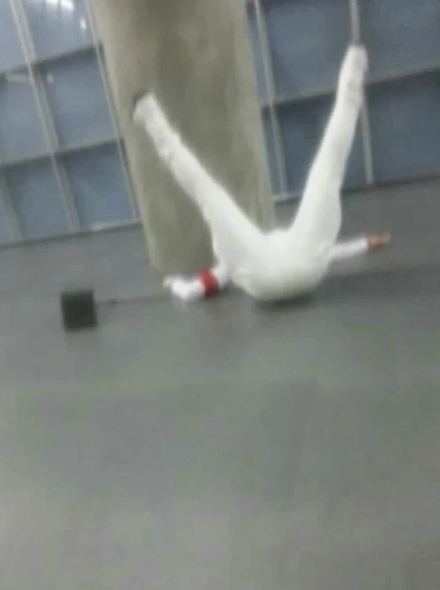 palthhh's tweet image. everytime i see these pictures i just giggle and think of when jinki showed up and also tried to sit on the railing and broke it