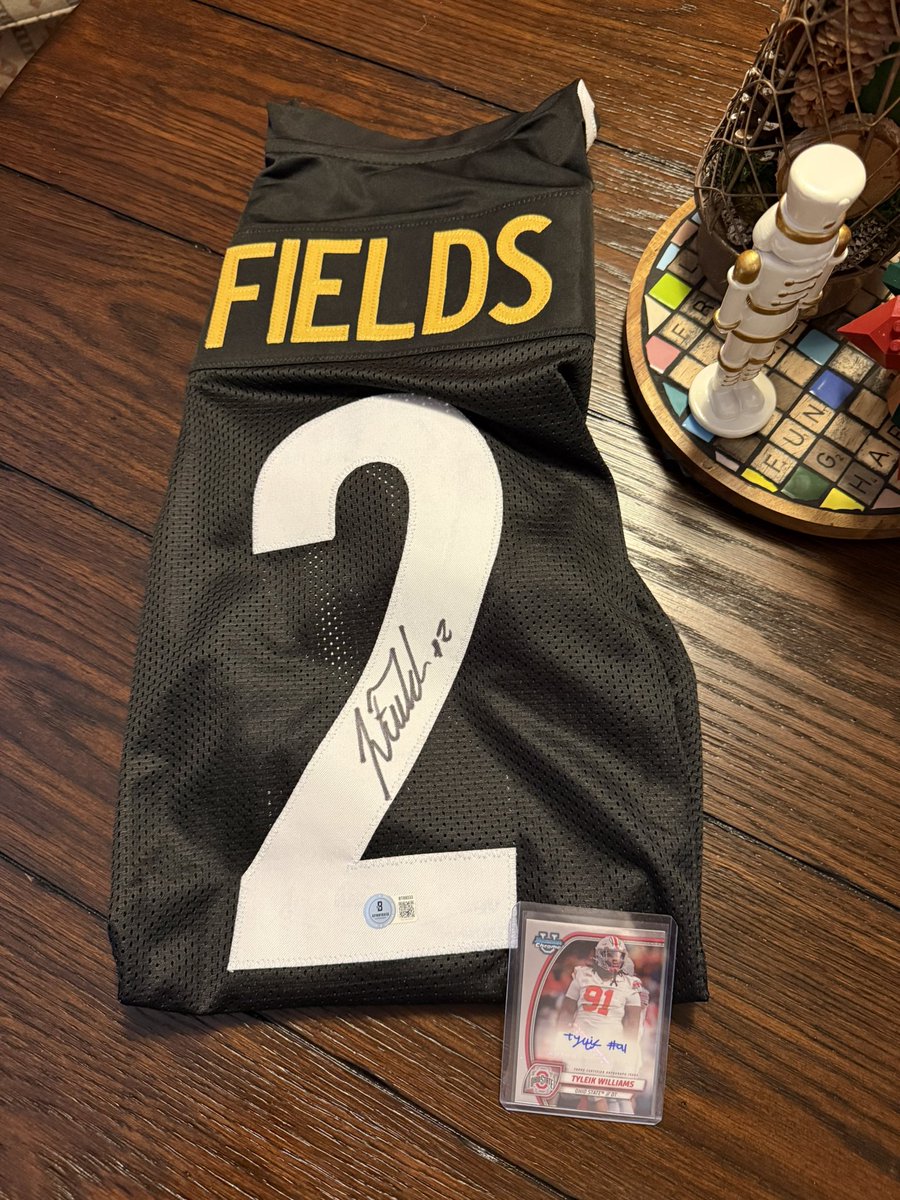 snhs2's tweet image. Big #Mailday thanks to @gingersnap4004 for his fundraising efforts for the Alzheimer’s Association and the random square that won me this autographed Steelers Fields jersey!  

(And for the random drawing that won me the card) 

Appreciate you and all that you do!