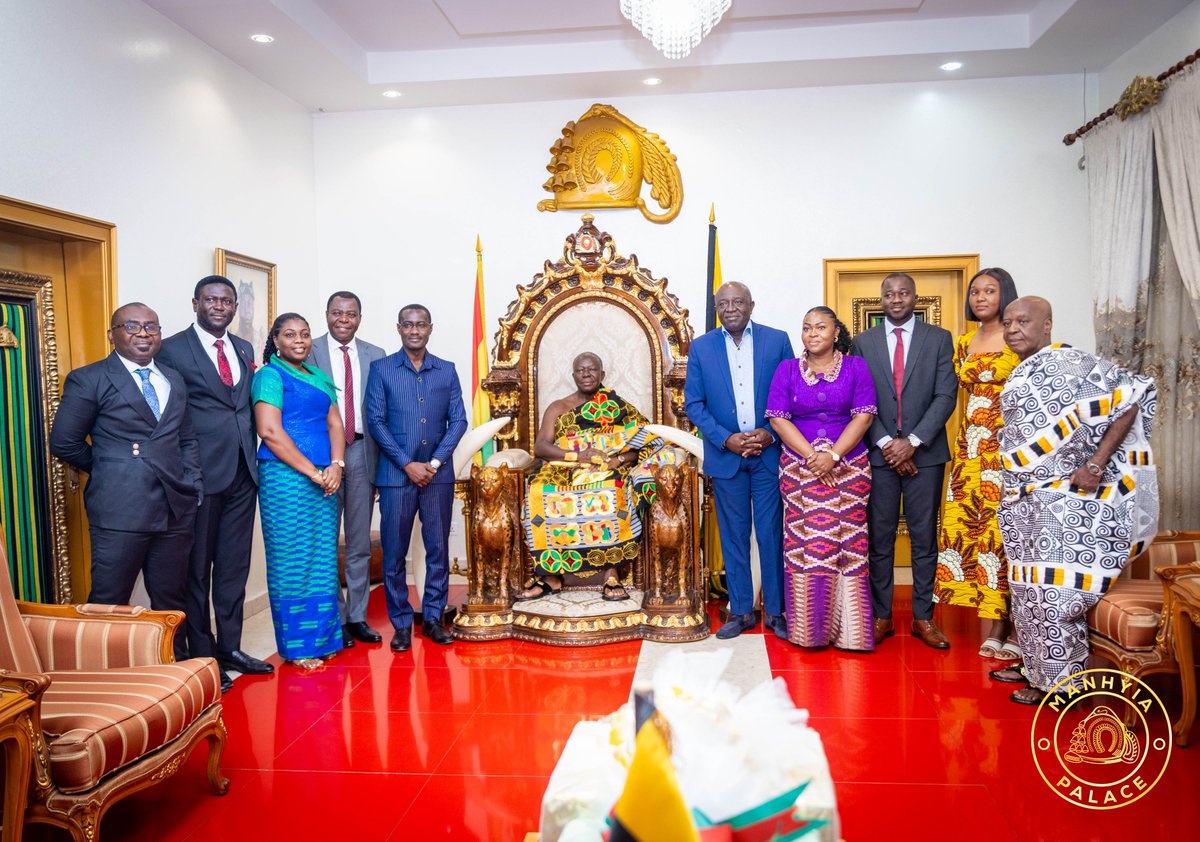 OpemsuoRadio's tweet image. Otumfuo Osei Tutu II, Asantehene received the management of AngloGold Ashanti led by Managing Director Samuel Pobee, at the Manhyia Palace in Kumasi today, December 19, 2025.

Mr Pobee presented a review of the company's performance, highlighting an increase in workforce compared…