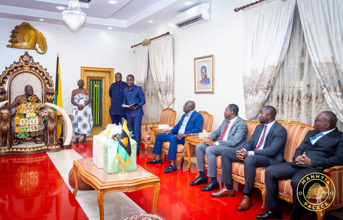 OpemsuoRadio's tweet image. Otumfuo Osei Tutu II, Asantehene received the management of AngloGold Ashanti led by Managing Director Samuel Pobee, at the Manhyia Palace in Kumasi today, December 19, 2025.

Mr Pobee presented a review of the company's performance, highlighting an increase in workforce compared…
