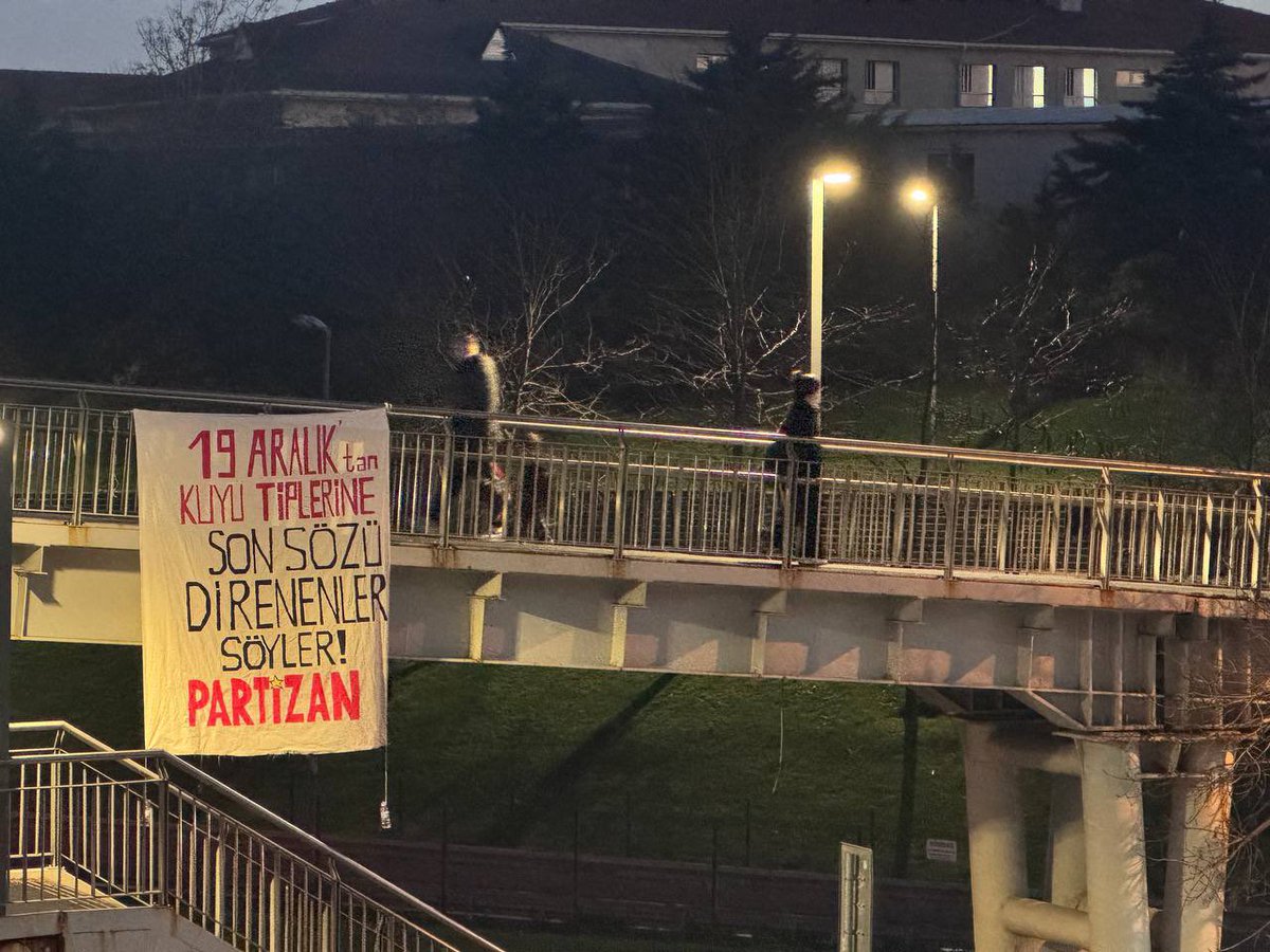 "hayatı yudum yudum içiyorduk
yürüyorduk aydınlığa... "

"Hayata Dönüş"ün 25.Yıl dönümünde Kuyu Tiplerini hücre hücre parçalayacağız.