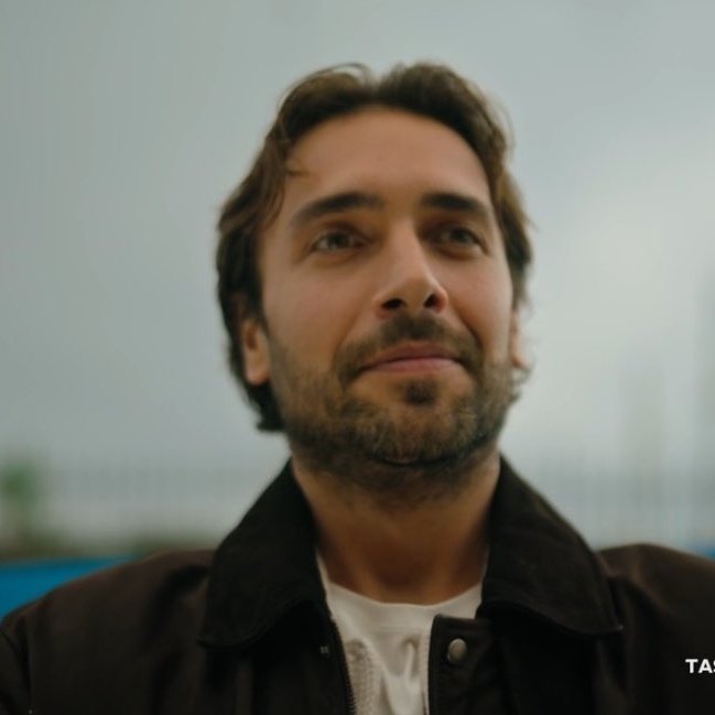 adil'in tutuklanacağını bilmesine rağmen adliye bahçesinde esme'sini, kızını ve tattarasını görünce yüzünde oluşan o gülümseme... evet belki 20 yıl öncesinde de ailesi yanındaydı ama bir yanı buruktu. şimdi ise tam. yarım, tamamlandı. #TaşacakBuDeniz