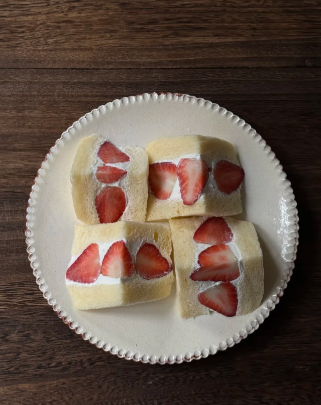 Zaicsxero's tweet photo. 🍞🍓🍵 https://t.co/7Phc8RQn8z