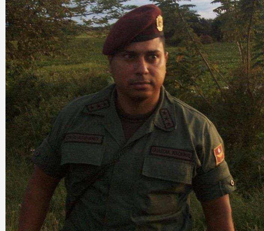 maibortpetit's tweet photo. 1/10 Paramacay fue el intento de toma del Fuerte Paramacay, base militar clave en Valencia, en 2017.
Un grupo de militares se declaró en rebeldía contra Maduro.
No fue solo un hecho armado sino una ruptura política.
Hoy el régimen condenó a 30 años de prisión a todos los acusados en el caso.