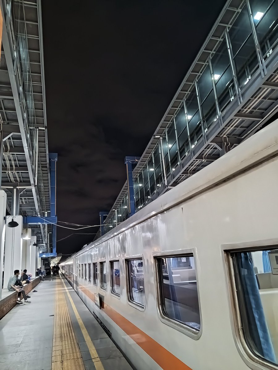 Kahuripan Kereta api rakyat jelata eleh silang wae. Saking jelata na di stasiun kiaracondong naik jembatan penyebrangan ke peron na ge jalan kaki lain pake eskalator. Ketimpangan sosial pisan di banding stasiun Bandung.🤣