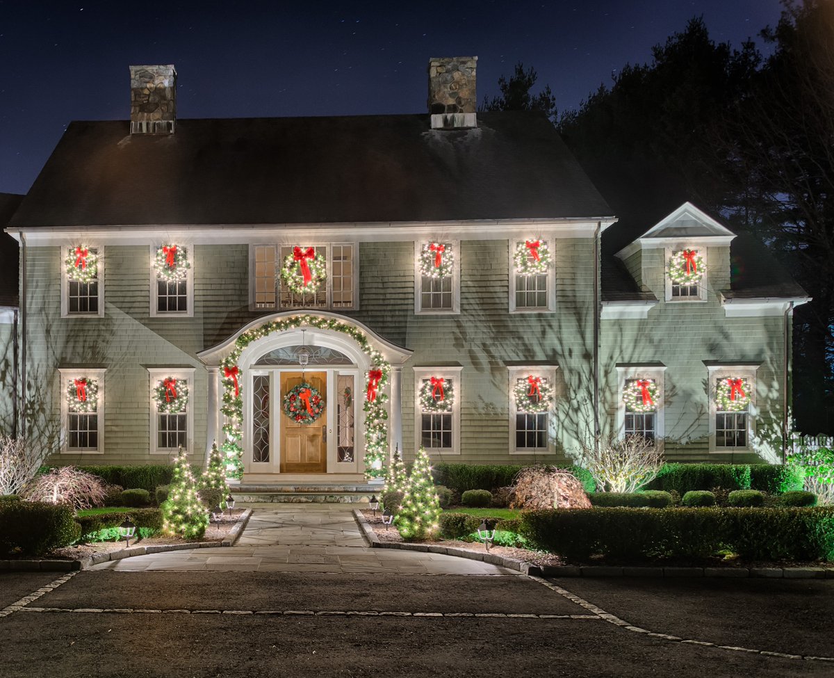 XMASbySkedaddle's tweet photo. Nothing says home for the holidays like a beautifully decorated house 🎄✨ Wishing you a cozy, cheerful Christmas season from all of us! #christmas #christmasseason #homefortheholidays #xmasmood #happychristmas #home #holidays https://t.co/Ygdoc9esI8