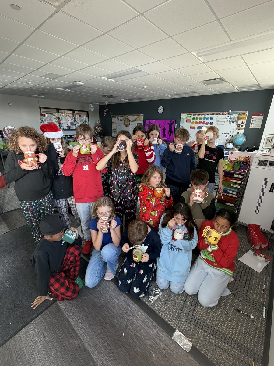 Merry Christmas from Mrs. Axline’s class!!!🎄🎁🎅🏼 Have a wonderful break!!❤️💚 #dcwest