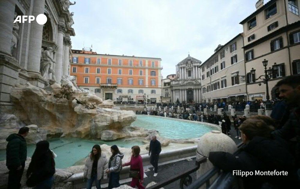 Prefeito de #Roma anuncia que turistas vão ter que pagar para acessar a Fontana di Trevi u.afp.com/S8iP #AFP via
<a href="/g1/">g1</a> #Itália #turismo #FontanadiTrevi