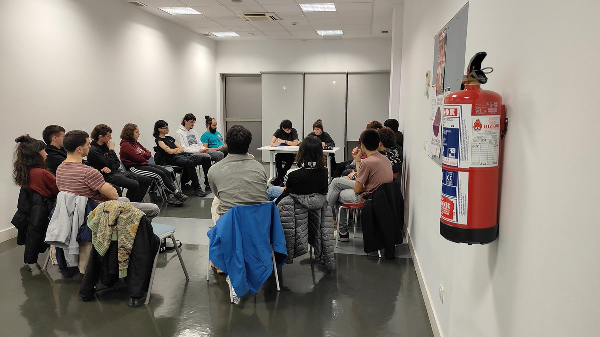 Gaurko aurkezpenetan urtarrilaren 31n faxismoaren eta estatuen autoritarismoaren aurka mobilizatzearen beharraz aritu gara. 

Mobilizazioaren prestaketan parte hartzeko komiteetara batzeko gonbidapena luzatu dugu. 

Faxismoaren eta estatuen autoritarismoen aurka #U31mobilizatu!