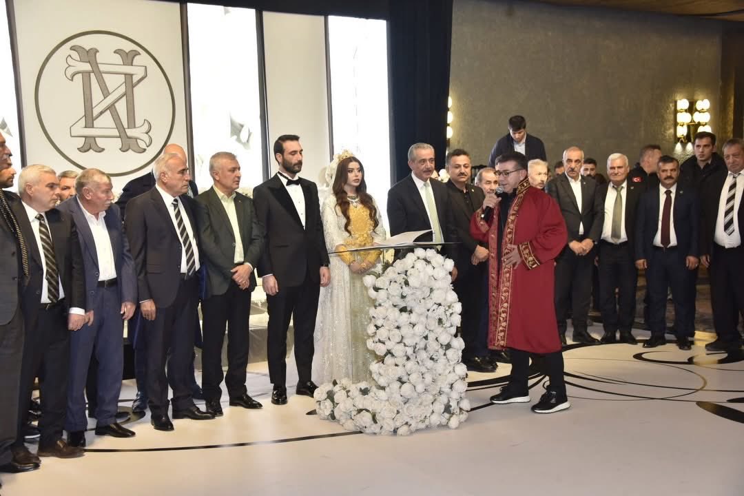 Eski Şanlıurfa Milletvekili Zülfikar İzol’un Yeğeni Bu Akşam Görkemli bir düğünle dünya evine girdi. Eski Hilvan Belediye Başkanı Sayın Aslan Ali Bayik Katılım Sağladı. <a href="/bybekirbozdag/">Bekir  Bozdağ</a> <a href="/milhamigunbegi/">M.İlhami GÜNBEGİ</a> <a href="/avmustafakose/">Av. Mustafa KÖSE 🇹🇷</a> <a href="/mustafademir/">Mustafa Demir 🇹🇷</a> <a href="/abuyukgumus/">Ahmet Büyükgümüş</a>