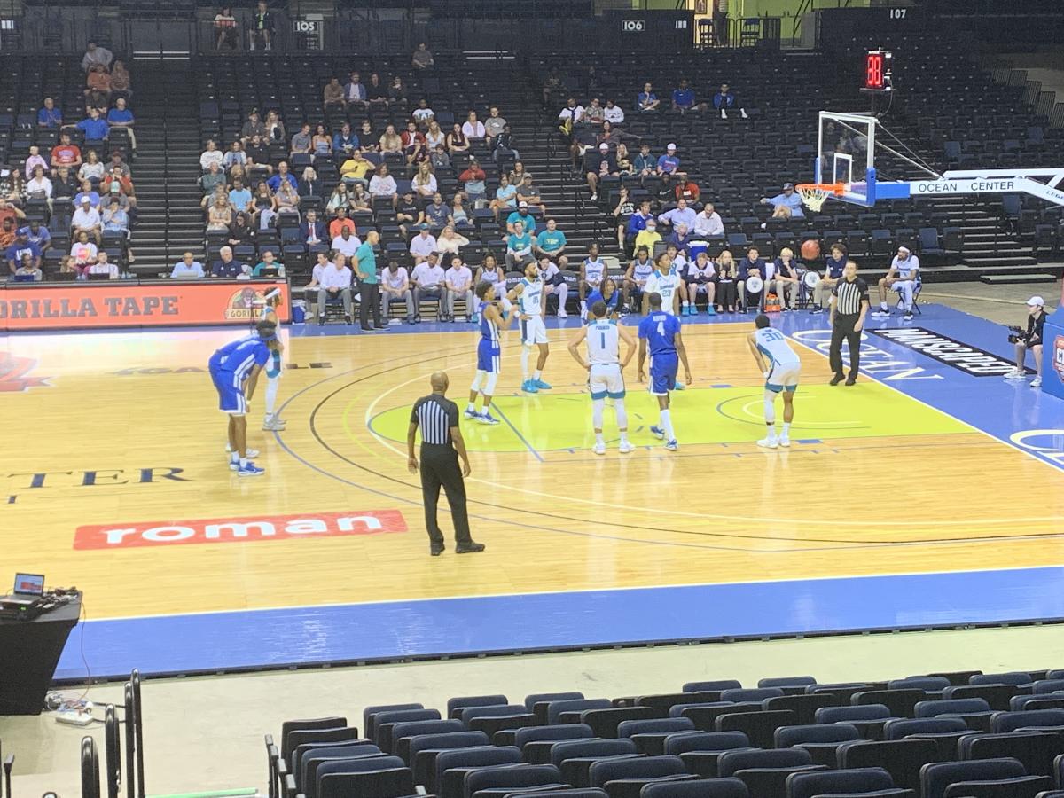 SportsInDB's tweet image. 🎁 Countdown to the Holidays DAY 19 
🏀 Who’s ready for hoops and holiday vibes? The Daytona Beach Shootout hits the Ocean Center December 19-21! Grab your crew, bring the energy, and catch some Division III basketball action live. 🎟️Admission is free. 
#DaytonaHolidayCountdown