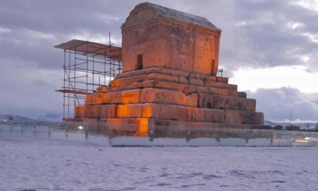 کوروش ! آسوده بخواب که ما بیداریم و نگهبان ایران