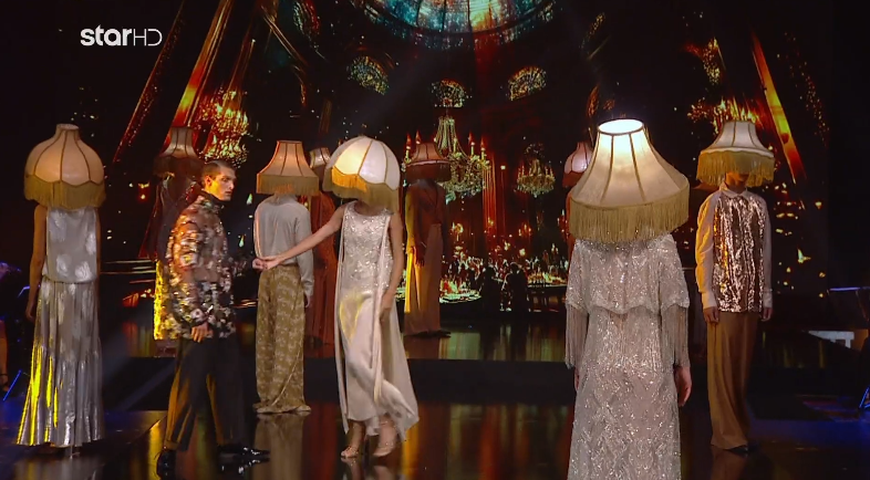 -Εμένα που με βλέπεις ήμουν στον τελικό του GNTM.
-Ποια ήσουν; 
-Το δεύτερο λαμπατέρ δεξιά #gntmgr