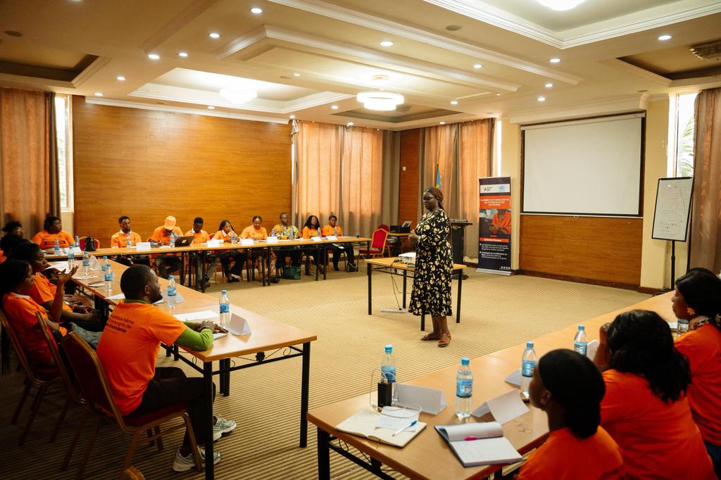 Racheamani's tweet photo. Dans le cadre de la clôture de la campagne #16jours d'activisme, @womanpowerdrc avec la section genre de la Monusco a organisé le renforcement des capacités des jeunes filles à Goma sur les #VBG, les violences numériques, les abus et exploitations sexuelles #PSEA...
#NoExcuses https://t.co/nASErBk1xC
