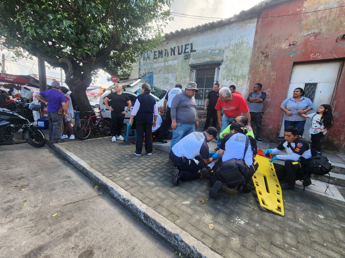 BVoluntariosGT's tweet photo. El piloto de un taxi, por esquivar a una persona, colisiona contra una vivienda y termina empotrado en la misma.

El hecho ocurrió en la 23 calle y 3ª avenida, zona 3.

Se le brindan primeros auxilios al piloto del taxi, y a 3 personas más con crisis nerviosa. https://t.co/1NrX6Iaxcp