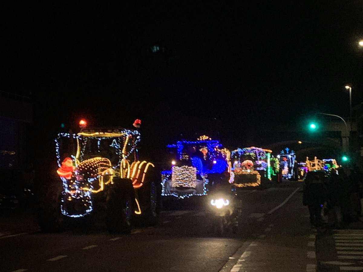 OlivierCaluwe's tweet photo. Lichtjesstoet met Kerstboeren 😉🎄🚜 #Zemst https://t.co/xgCOVaCRZA