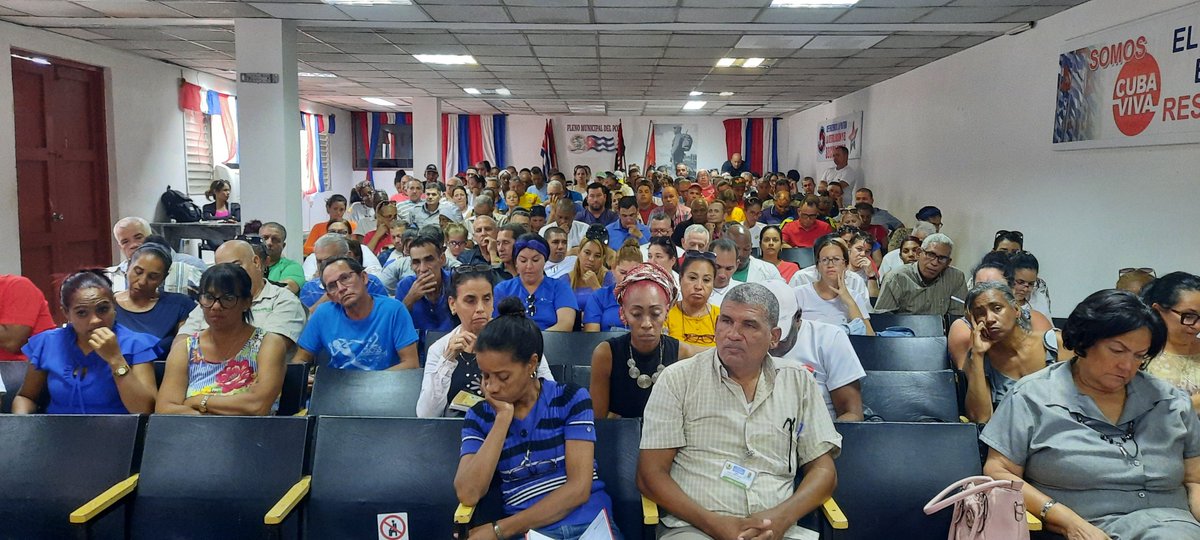 Puntualizamos con todos los directores los aseguramientos políticos, comunicacionales y materiales en función de las actividades con motivo del 67 aniversario del Triunfo de la Revolución. #IslaDeLaJuventud #100AñosConFidel